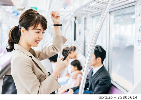 ビジネス　女性　電車　撮影協力・京王電鉄株式会社 35805614
