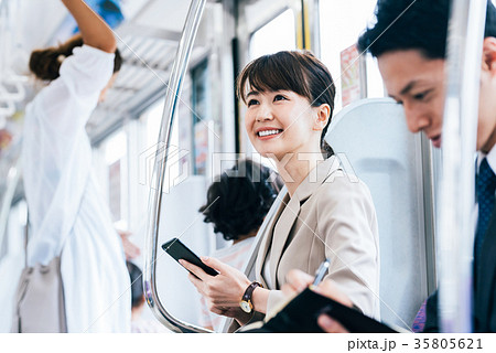 ビジネス　女性　電車　撮影協力・京王電鉄株式会社 35805621