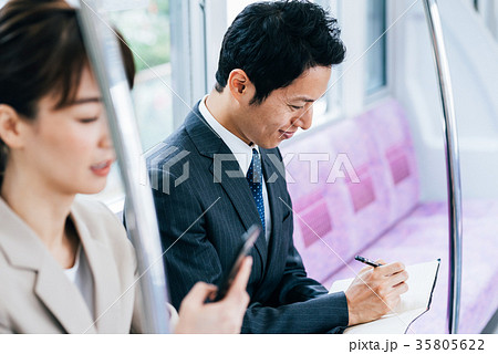 ビジネス　男性　電車　撮影協力・京王電鉄株式会社 35805622
