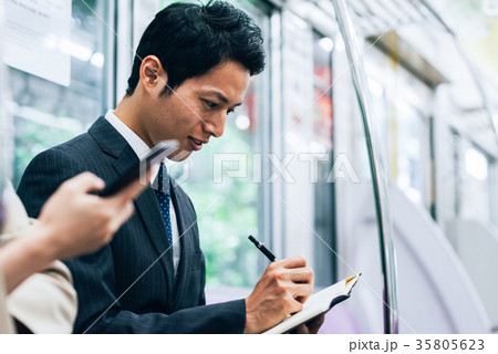 ビジネス　男性　電車　撮影協力・京王電鉄株式会社 35805623