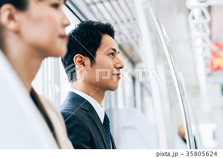 ビジネス　男性　電車　撮影協力・京王電鉄株式会社 35805624