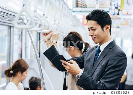 ビジネス　男性　電車　撮影協力・京王電鉄株式会社 35805628