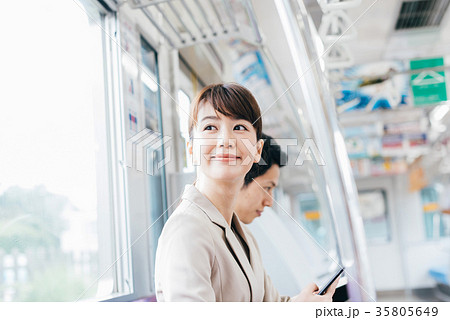 ビジネス 女性 電車 撮影協力・京王電鉄株式会社 ビジネス 女性 電車 撮影協力・京王電鉄株式会社 35805649