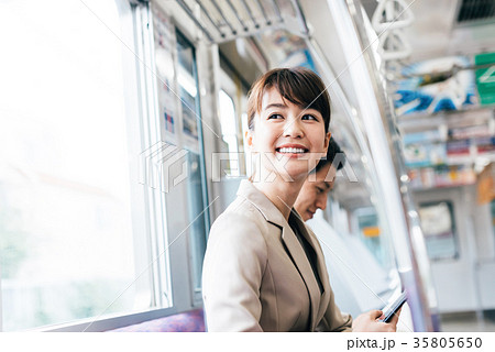 ビジネス　女性　電車　撮影協力・京王電鉄株式会社 35805650