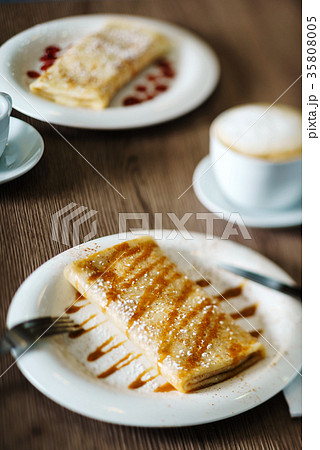 breakfast in the cafe 35808005