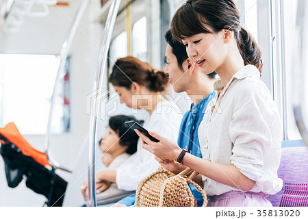 若い男女　電車　撮影協力・京王電鉄株式会 35813020