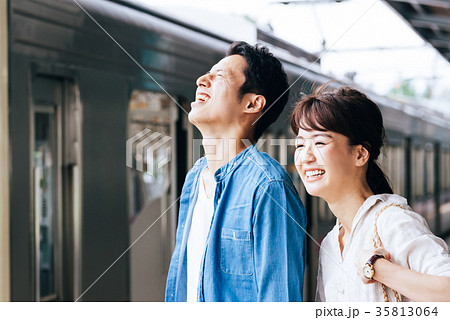 若い男女 電車 撮影協力・京王電鉄株式会 若い男女 電車 撮影協力・京王電鉄株式会 35813064