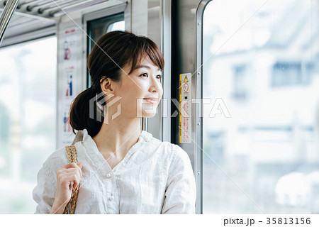 若い女性　電車　撮影協力・京王電鉄株式会 35813156