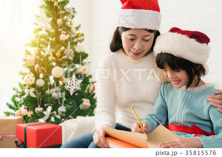 girl and her mother write the letter together 35815576
