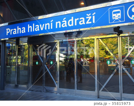 プラハ中央駅入り口 35815973