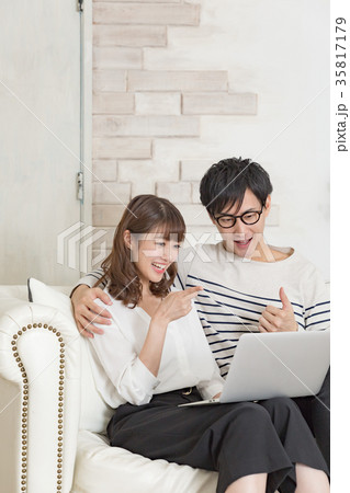ソファで寛ぐ男女 ソファで寛ぐ男女 35817179
