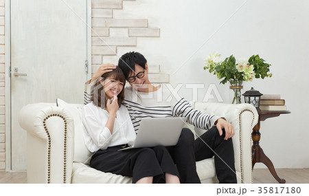 ソファで寛ぐ男女 ソファで寛ぐ男女 35817180