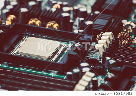 電子基板とCPU 35817982