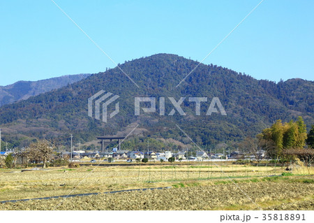 青空の三輪山 田園風景 青空の三輪山 田園風景 35818891