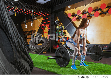 athletic woman doing deadlift athletic woman doing deadlift 35820699