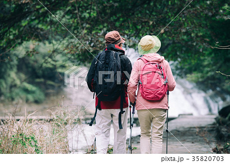 登山をするシニア夫婦　アウトドア 35820703