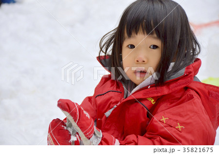 雪遊びをする女の子 35821675