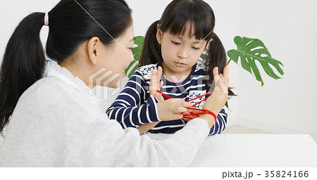 親子　あやとり 35824166