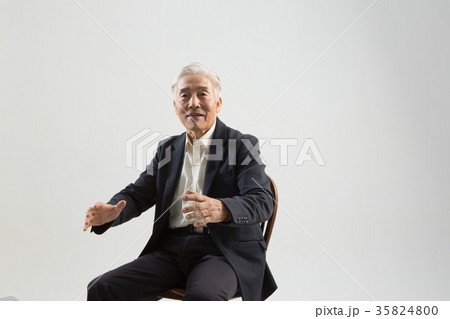高齢者 老人 座る 35824800