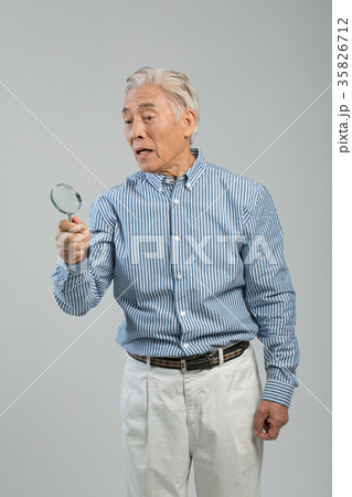 高齢者 老人 拡大鏡 35826712