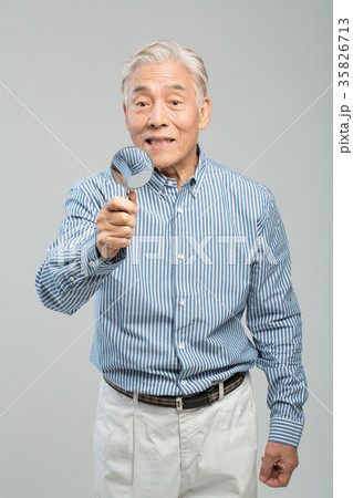 高齢者 老人 拡大鏡 35826713
