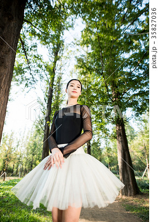 バレリーナ ダンス 若い女性 35827036