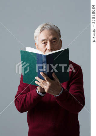 読書 高齢者 老人 35828084