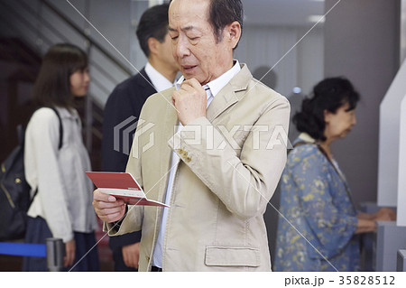 銀行ATM　シニア男性 35828512