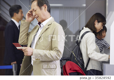 銀行ATM シニア男性 銀行ATM シニア男性 35828592