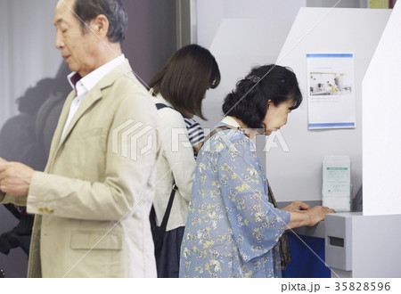 銀行ATM　シニア男性 35828596