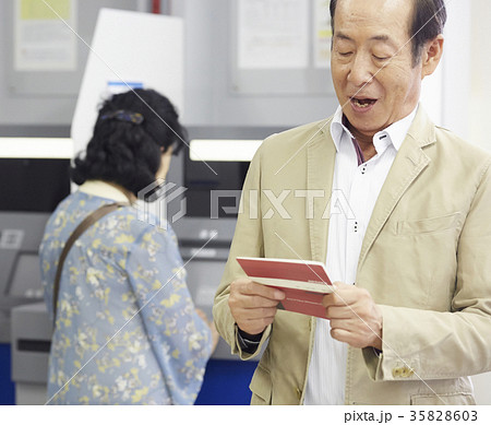 銀行ATM　シニア男性 35828603
