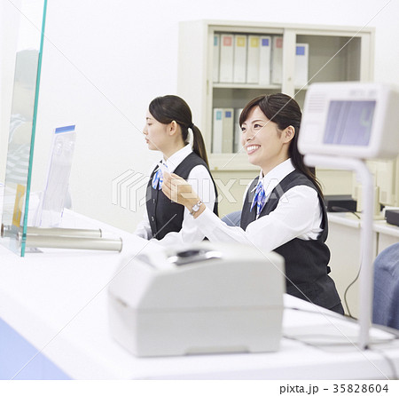 銀行窓口　働く人 35828604