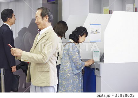 銀行ATM　シニア男性 35828605