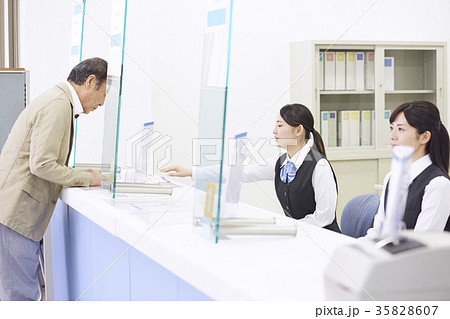 銀行窓口 働く人 銀行窓口 働く人 35828607