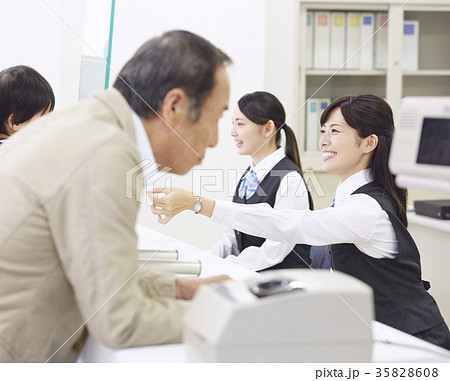 銀行窓口　働く人 35828608