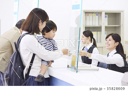 銀行窓口　働く人 35828609