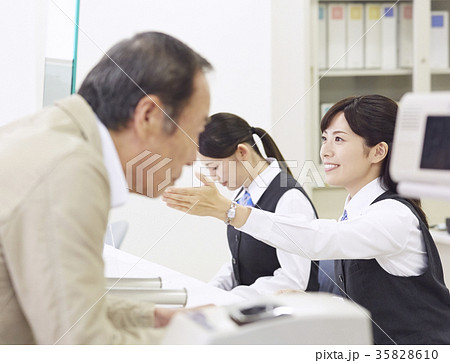 銀行窓口 働く人 銀行窓口 働く人 35828610