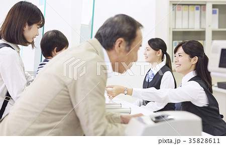 銀行窓口　働く人 35828611