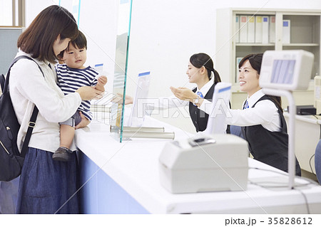 銀行窓口　働く人 35828612