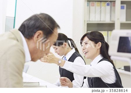 銀行窓口 働く人 銀行窓口 働く人 35828614