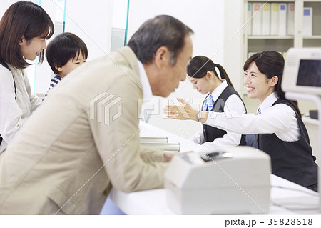 銀行窓口 働く人 銀行窓口 働く人 35828618
