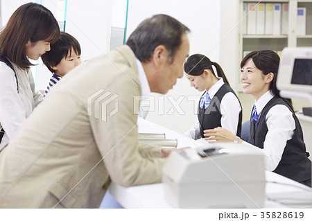 銀行窓口　働く人 35828619