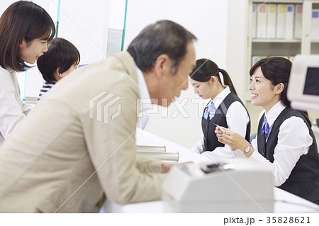 銀行窓口 働く人 銀行窓口 働く人 35828621