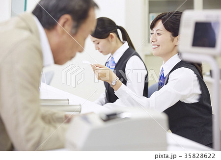 銀行窓口　働く人 35828622