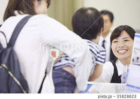 銀行窓口　働く人 35828623