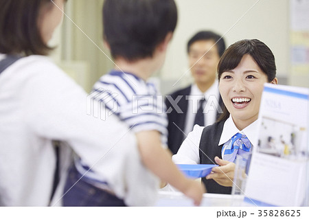 銀行窓口 働く人 銀行窓口 働く人 35828625