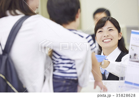 銀行窓口　働く人 35828628