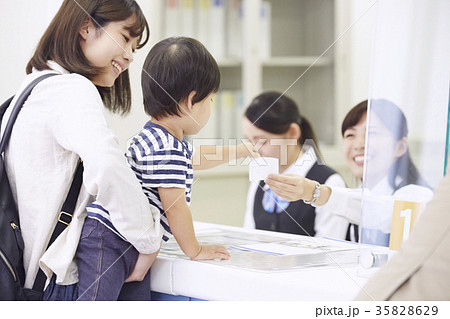 銀行窓口 働く人 銀行窓口 働く人 35828629