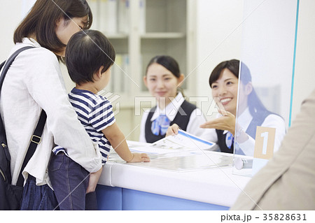 銀行窓口　働く人 35828631