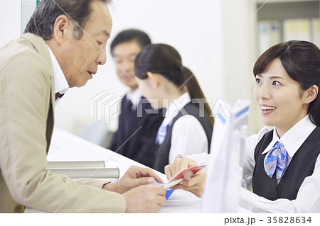 銀行窓口　働く人 35828634